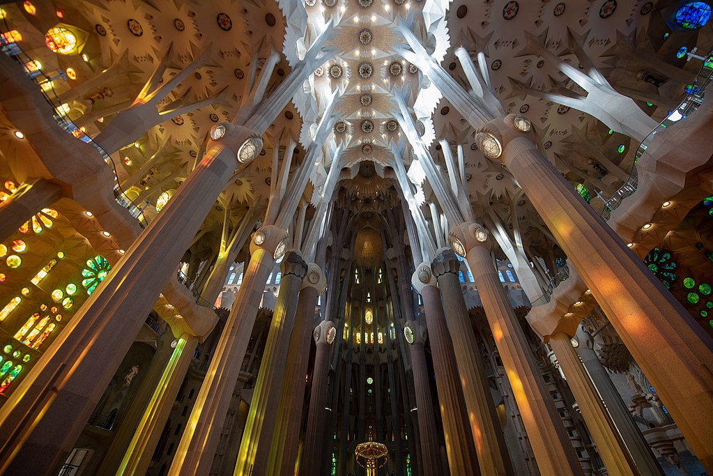 Sagrada Família, de Gaudí - 5 por Infinito, de Esteban Maroto: sonhos, fantasia e arte de vanguarda em quadrinhos