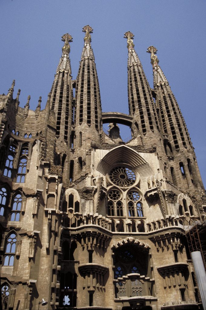 Sagrada Família, de Gaudí - 5 por Infinito, de Esteban Maroto: sonhos, fantasia e arte de vanguarda em quadrinhos