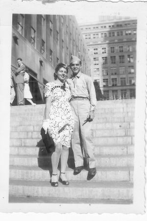 Jack Kirby visita a sua esposa Roz, em Nova Iorque, pouco antes de embarcar para a Europa