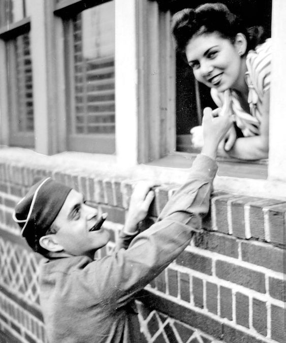 Jack Kirby reencontra a sua esposa, Roz, em 1945